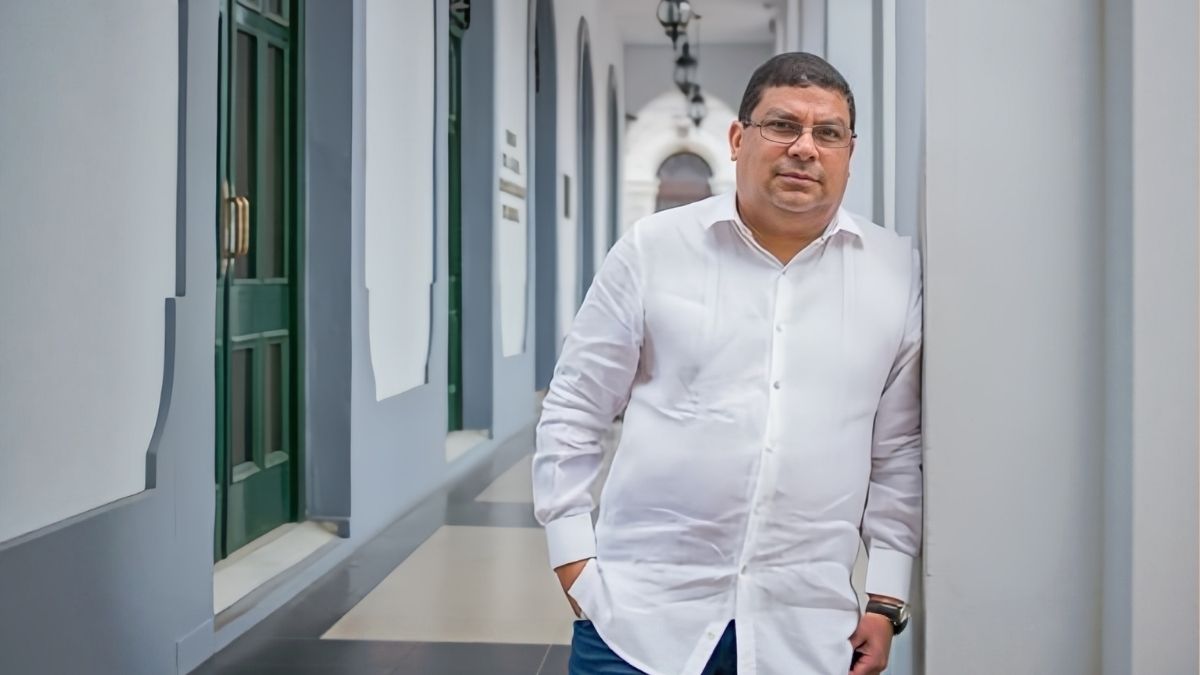 ​Retrato del reconocido cineasta y productor de cine Carlos Aguilar, especialista en cine internacional y economista