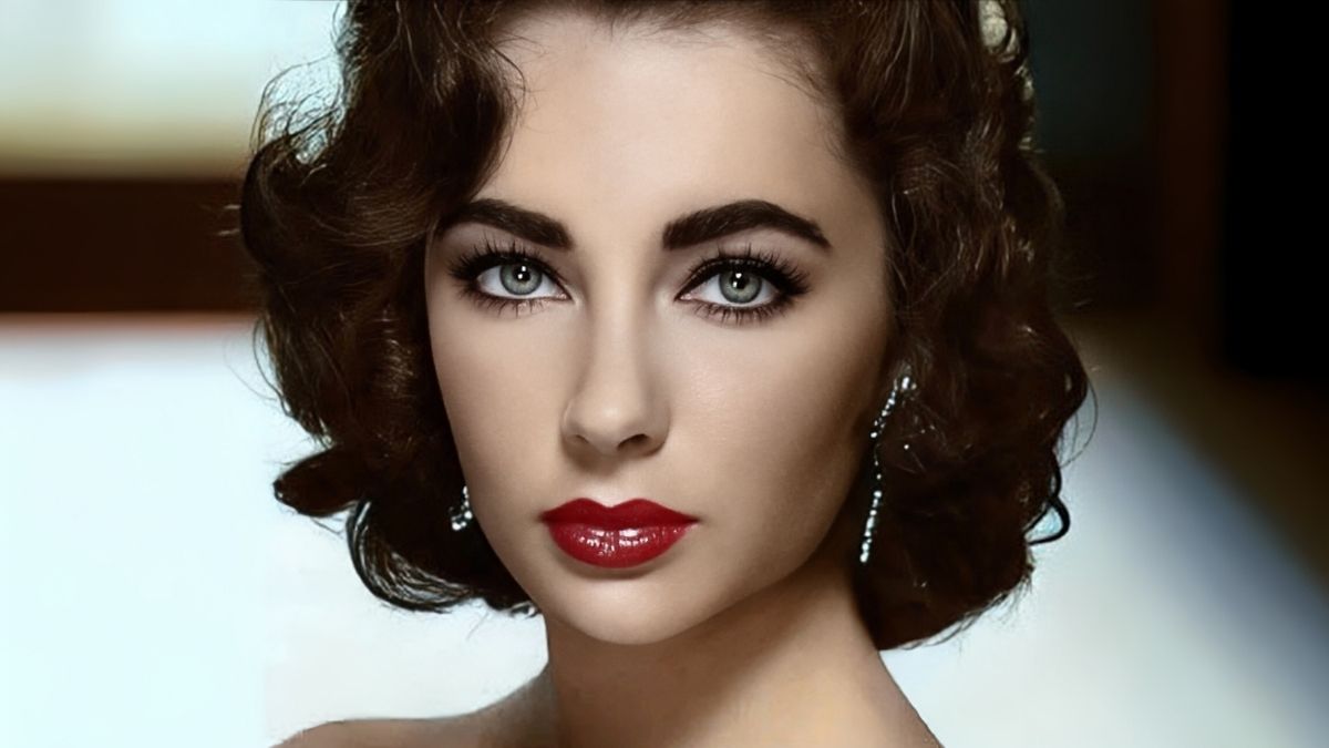 Retrato clásico de Elizabeth Taylor destacando sus icónicos ojos violeta y su elegancia en el cine clásico.