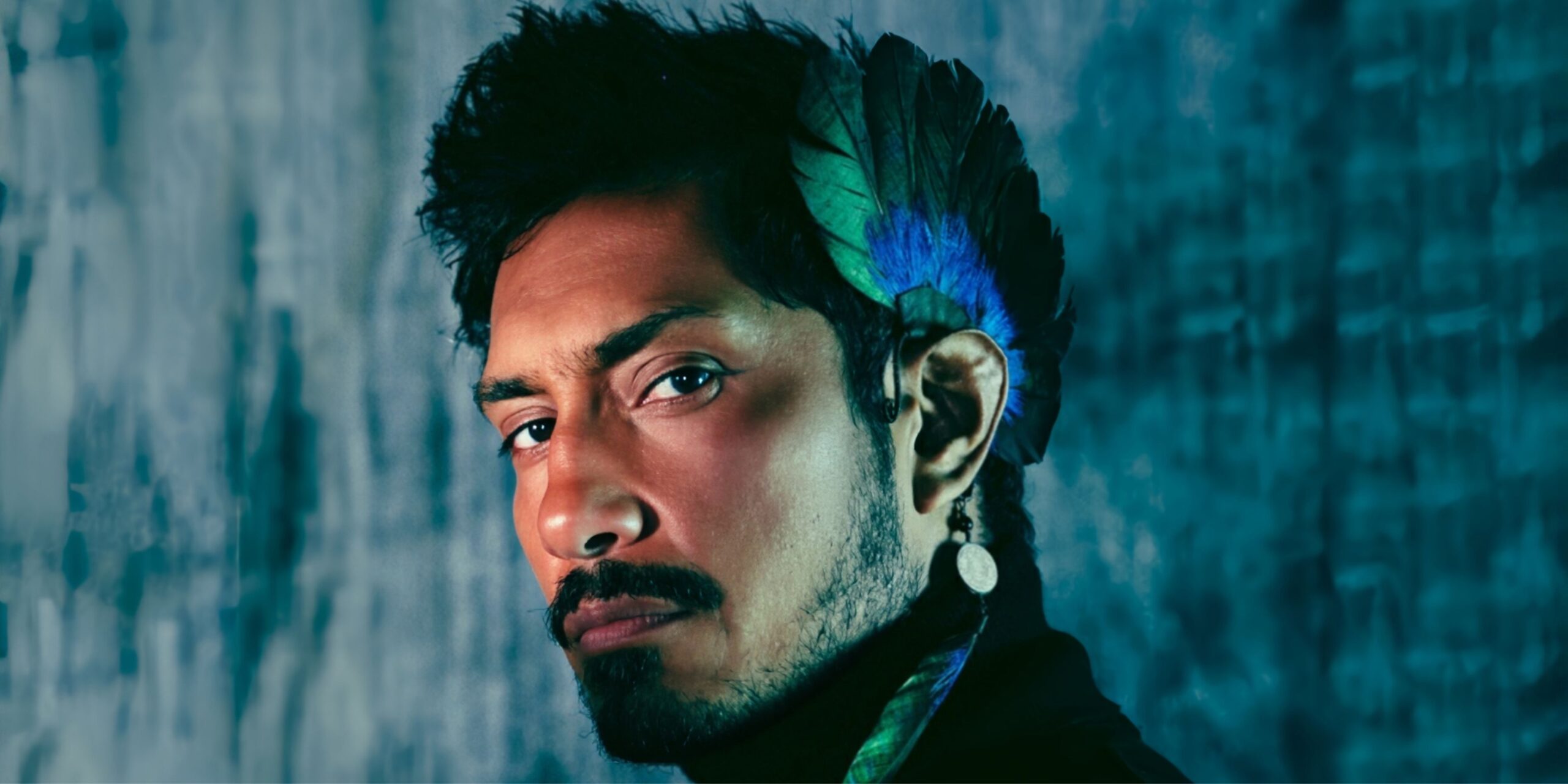 Tenoch Huerta en una sesión de fotos reflejando su orgullo mexicano y activismo